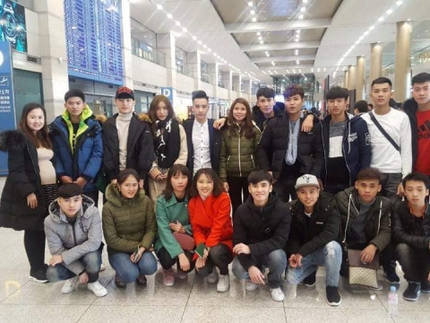 HÌNH ẢNH GIÁM ĐỐC VIỆT HÀN ĐÓN HỌC SINH TẠI SÂN BAY HÀN QUỐC