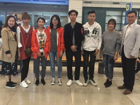 HÌNH ẢNH GIÁM ĐỐC VIỆT HÀN ĐÓN HỌC SINH TẠI SÂN BAY HÀN QUỐC