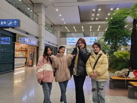 ẢNH ĐÓN HỌC SINH NHẬP CẢNH TRƯỜNG YOOWON
