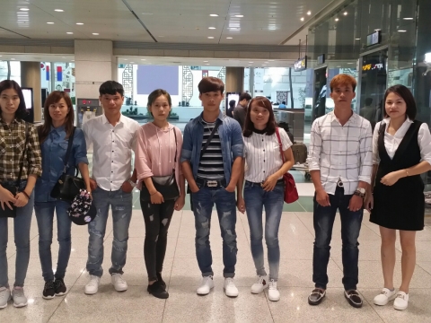 HÌNH ẢNH GIÁM ĐỐC VIỆT HÀN ĐÓN HỌC SINH TẠI SÂN BAY HÀN QUỐC