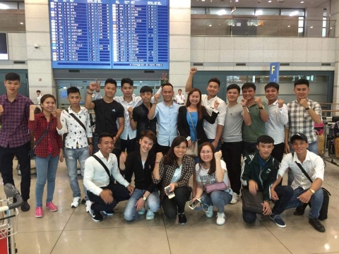 HÌNH ẢNH GIÁM ĐỐC VIỆT HÀN ĐÓN HỌC SINH TẠI SÂN BAY HÀN QUỐC