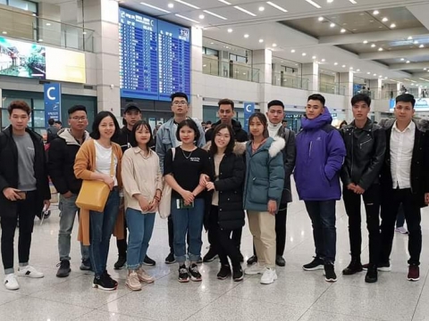 HÌNH ẢNH GIÁM ĐỐC VIỆT HÀN ĐÓN HỌC SINH TẠI SÂN BAY HÀN QUỐC