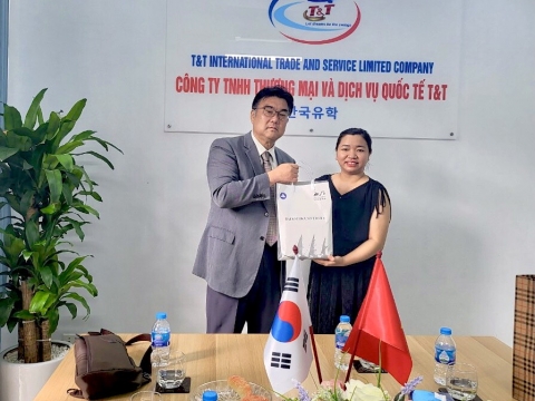 ẢNH ĐÓN TRƯỜNG CAO ĐẲNG VĂN HÓA BAEKSEOK VỀ CÔNG TY CHI NHÁNH HÀ NỘI
