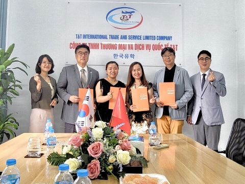 ẢNH ĐÓN TRƯỜNG CAO ĐẲNG VĂN HÓA BAEKSEOK VỀ CÔNG TY CHI NHÁNH HÀ NỘI