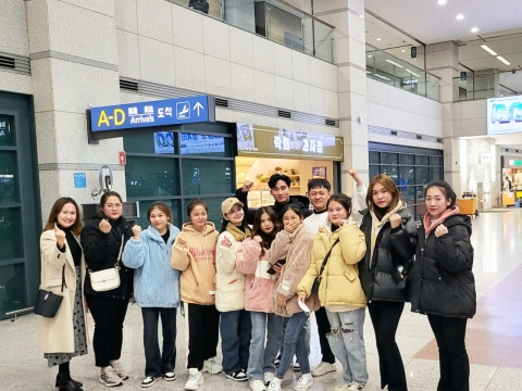 ẢNH ĐÓN HỌC SINH NHẬP CẢNH TRƯỜNG YOOWON