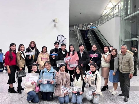ẢNH ĐÓN HỌC SINH NHẬP CẢNH TRƯỜNG YOOWON