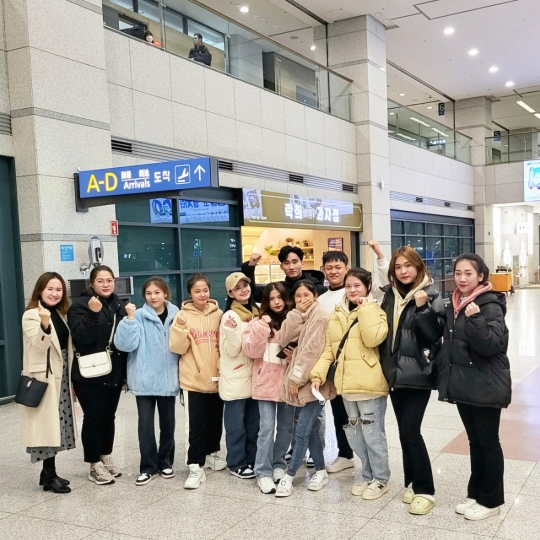 ẢNH ĐÓN HỌC SINH NHẬP CẢNH TRƯỜNG YOOWON
